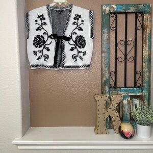 DAVI & DANI Monochrome Floral Knit Vest